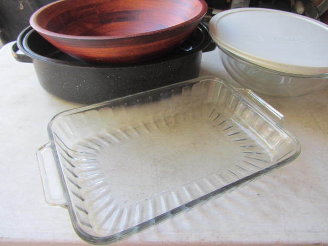 lot 88 image: Glass Pan, Mixing Bowls, Roaster