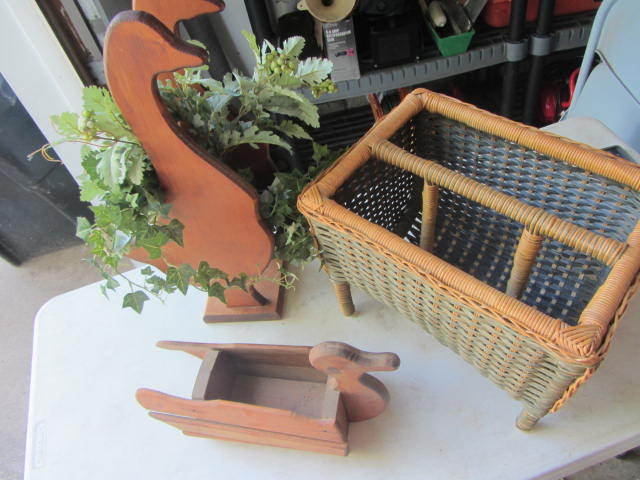 lot 92 image: Magazine Stand, Wooden Ducks