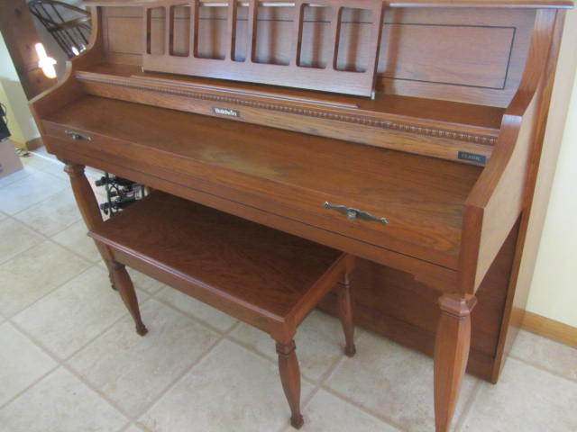 lot 5 image: Baldwin Piano