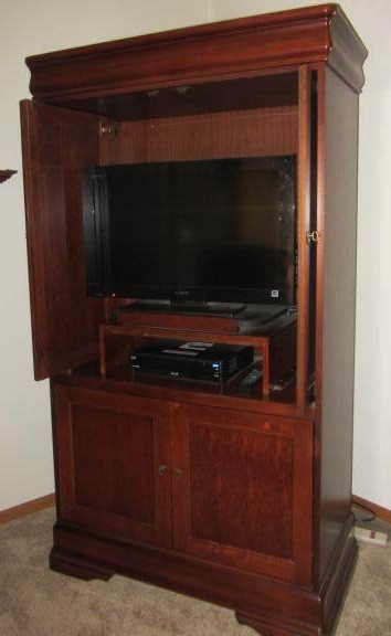 lot 6 image: Armoire