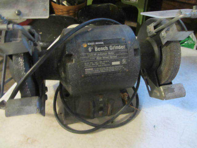 lot 17 image: B&D Bench Grinder