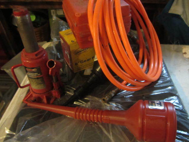 lot 23 image: Gear Puller, Air Hose, Car Mats