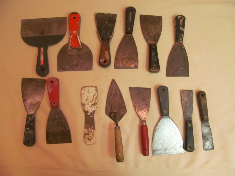 Large group of putty knives