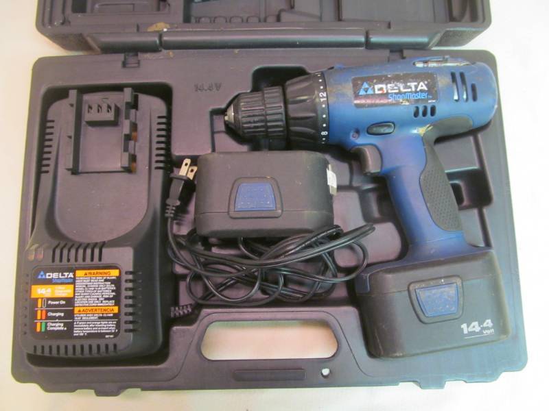 Cordless drill w case  charger