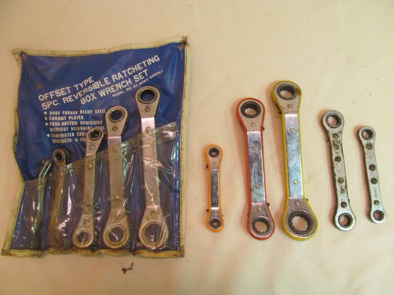 Reversible ratcheting box wrenches