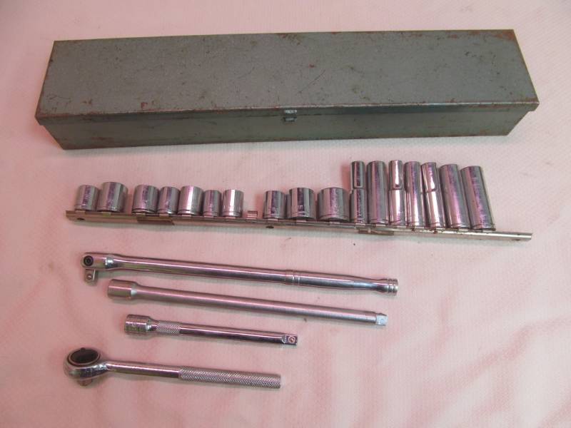 Drive socket, breaker ratchet, extensions