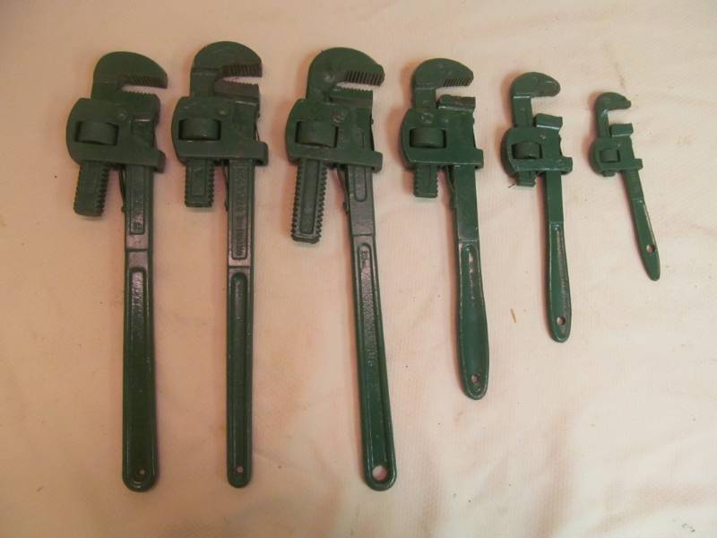 Pipe wrenches