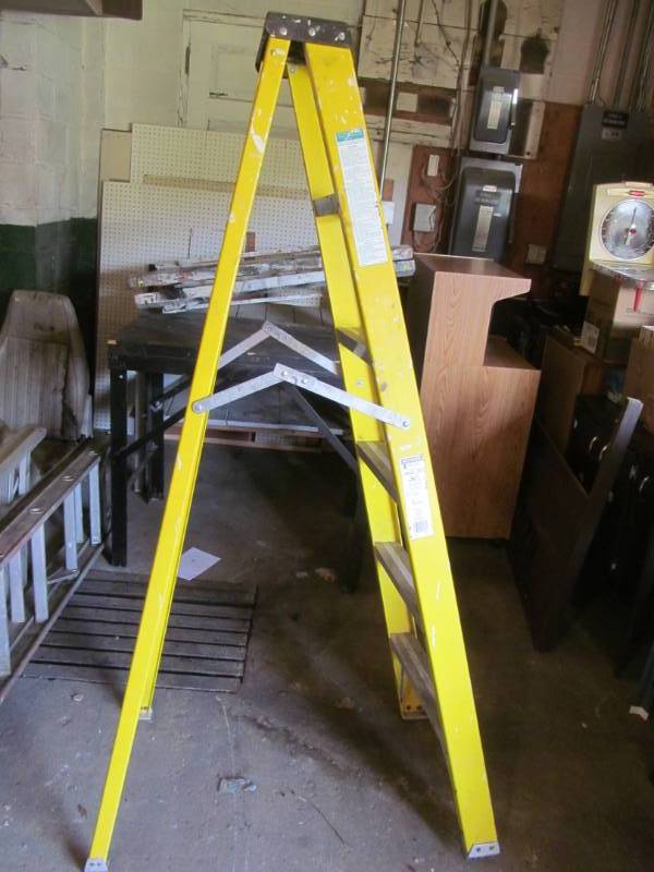 Fiberglass step ladder
