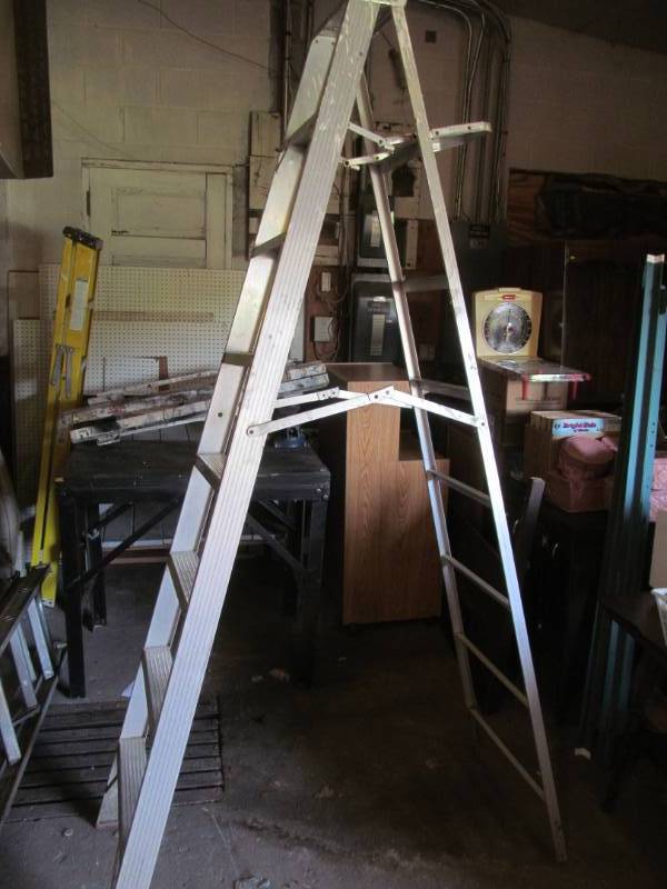 Aluminum step ladder