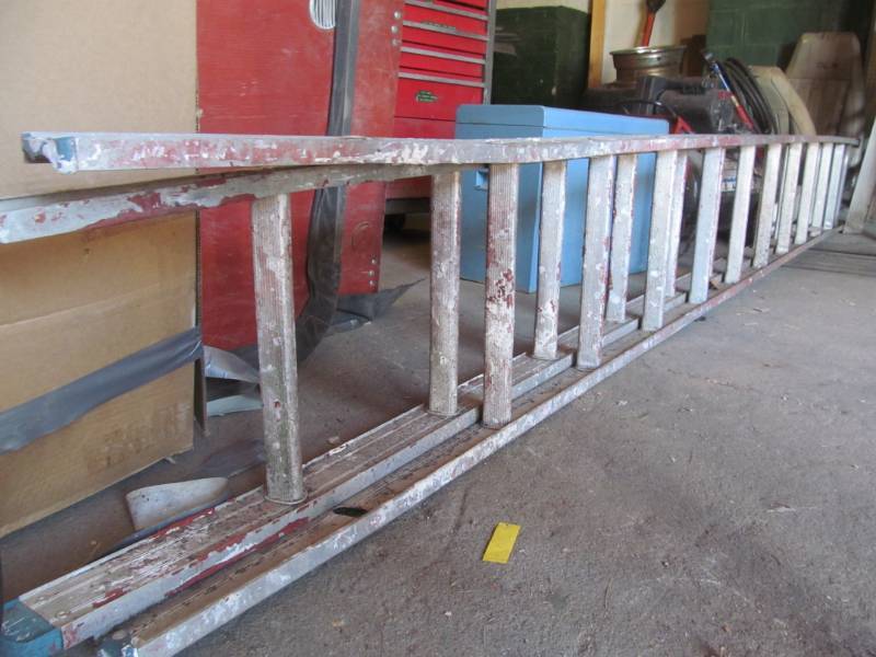 Aluminum extension ladder