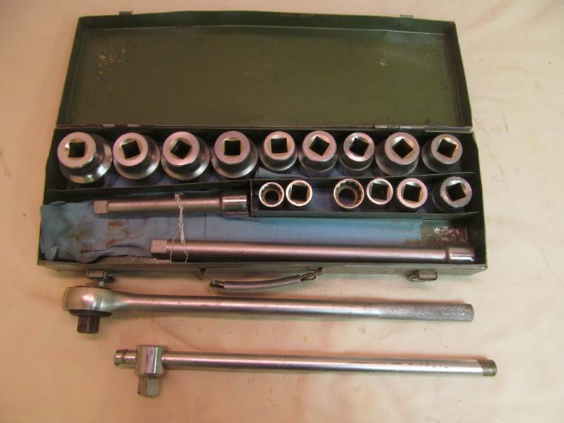 Socketratchet set w breaker bar and extensions