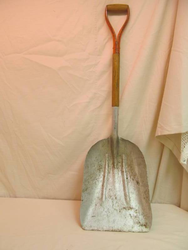 Aluminum shovel