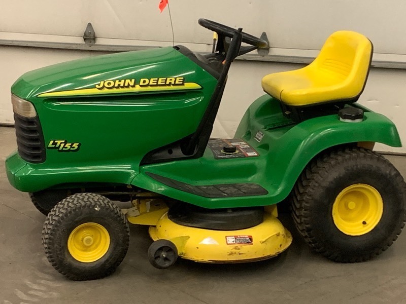 John Deere LT-155 Lawn Tractor