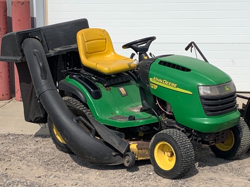 John Deere 130 Lawn Tractor