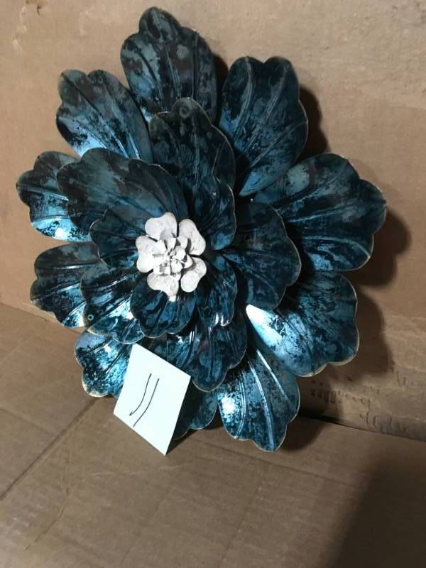 lot 11 image: METAL ART FLOWER WALL DEC  in good condition