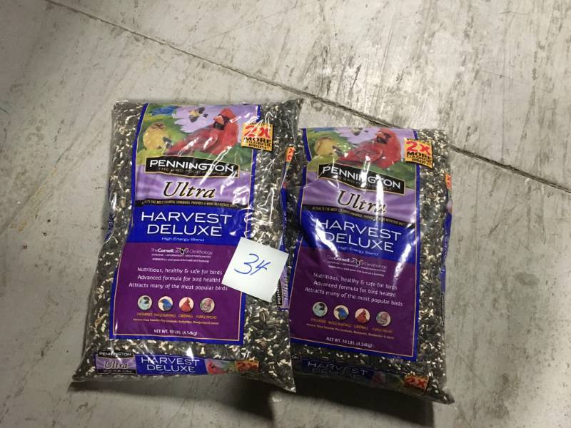 lot 34 image: Pennington 10-lb Bird Food Bag (Black Oil Sunflower) 2149601787  in good condition