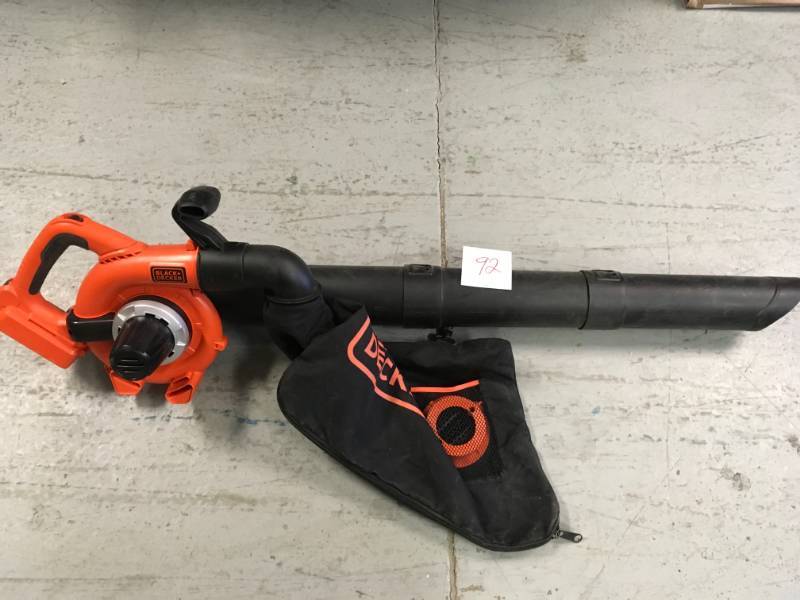 lot 92 image: BLACKDECKER 120 MPH 90 CFM 40-Volt MAX Lithium-Ion Cordless Handheld Leaf SweeperVacuum  tool Only in good condition
