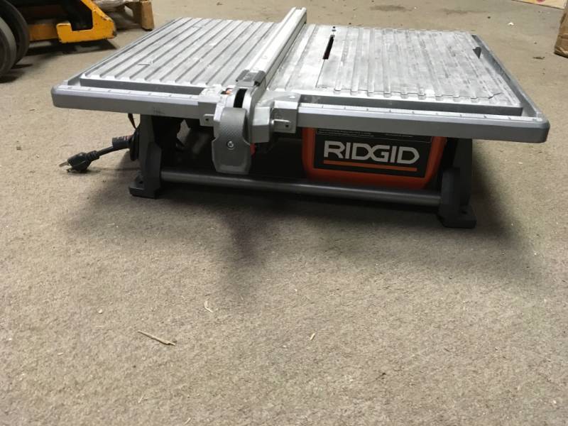 lot 99 image: RIDGID 6.5 Amp Corded 7 in. Table Top Wet Tile Saw USED  in good condition