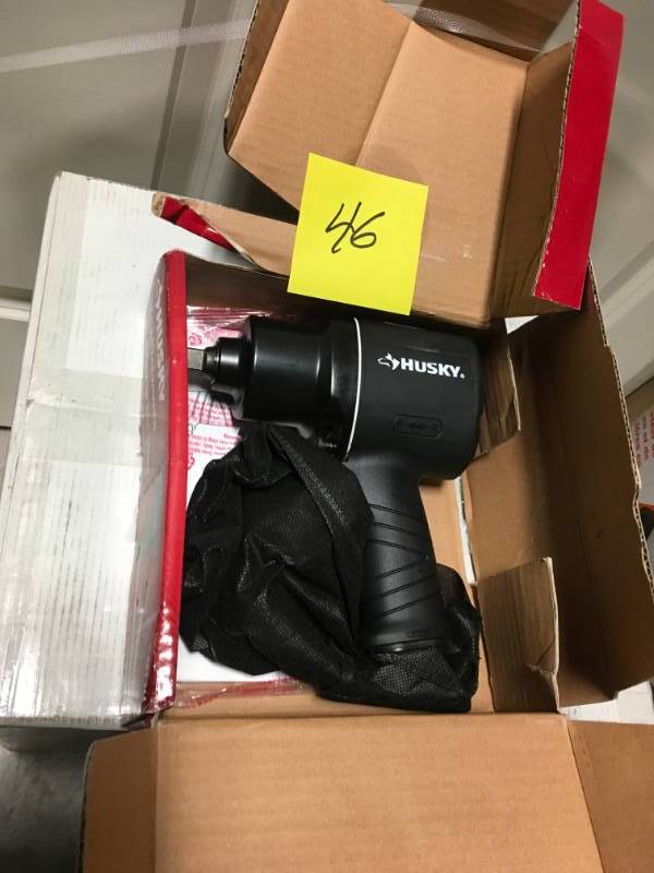 lot 46 image: Husky 683 214 12 Impact Wrench 800 Ft-lbs in good condition