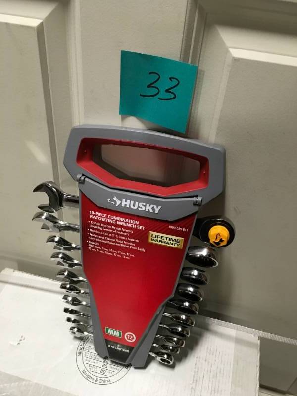 lot 33 image: Husky Metric Ratcheting Combination Wrench Set (10-Piece) in good condition