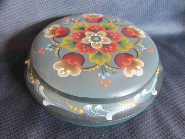 lot 64 image: Norwegian Rosemaling
