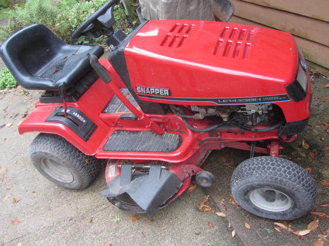 lot 10 image: Snapper Lawn Tractor