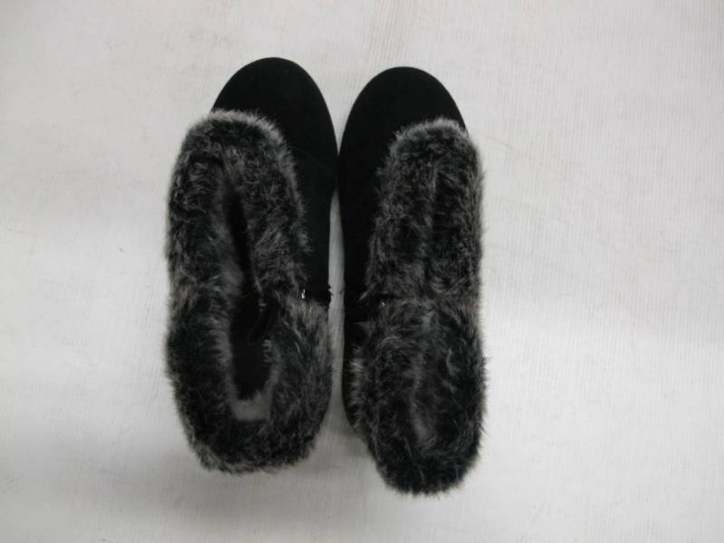 lot 28 image: Khombu Ladies Lisa All Weather Winter Boots Black Size 8