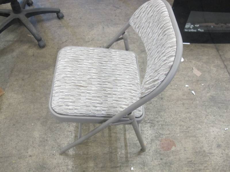 lot 5 image: MECO Sudden Comfort Padded Folding Chair - Chickory Lace