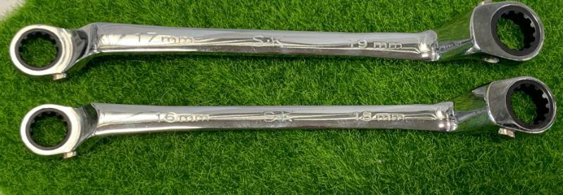 lot 28 image: New SK Tools 2pc Reversible Offset Spline Set