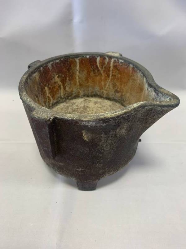 lot 41 image: Vintage Smelting Pot 5 Tall 6 Wide