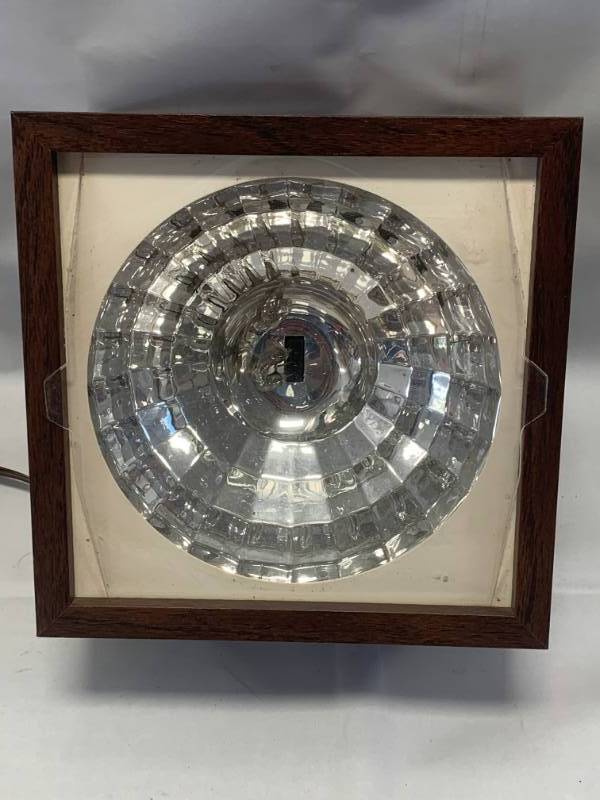 lot 60 image: Realistic Strobe Light 7 12 Wide Works Great