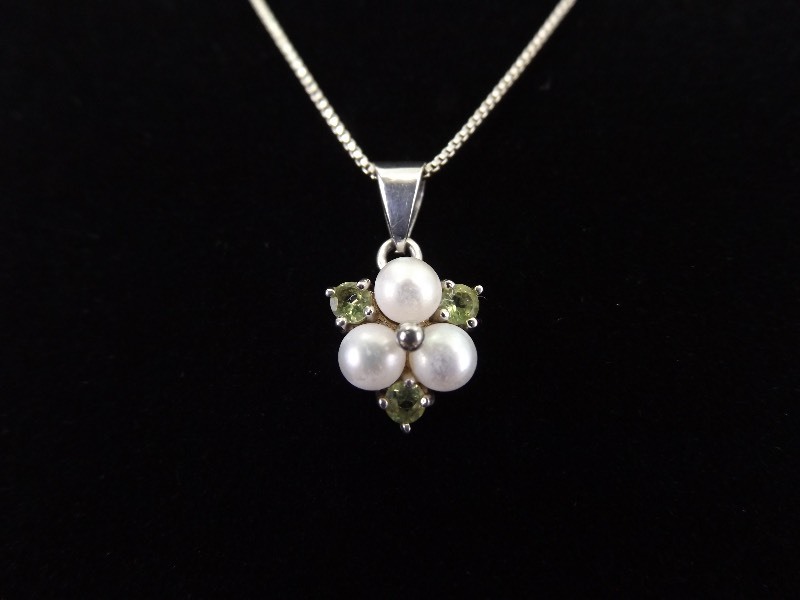 .925 Sterling Silver Peridot And Pearl Pendant Necklace