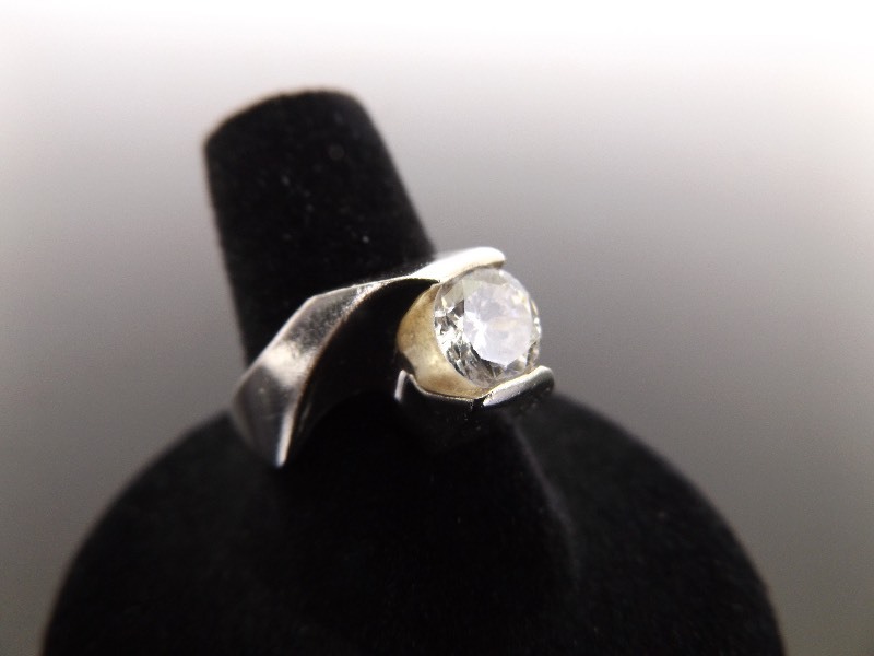 .925 Sterling Silver Crystal&nbspSolitaire&nbspRing Size 8