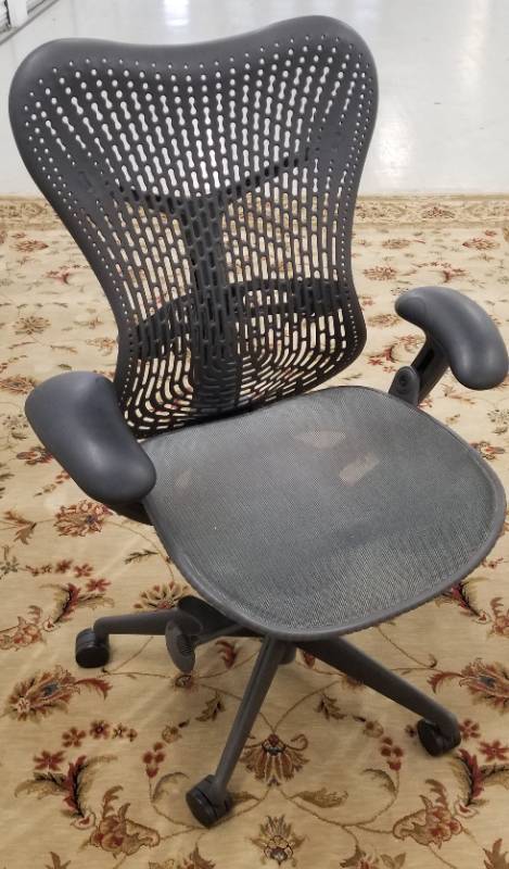 lot 40 image: Herman Miller Mirra Office Chair in Black