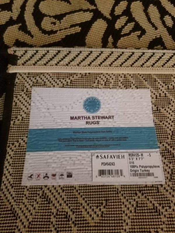 lot 34 image: Martha Stewart Chrysanthemum Area Rug