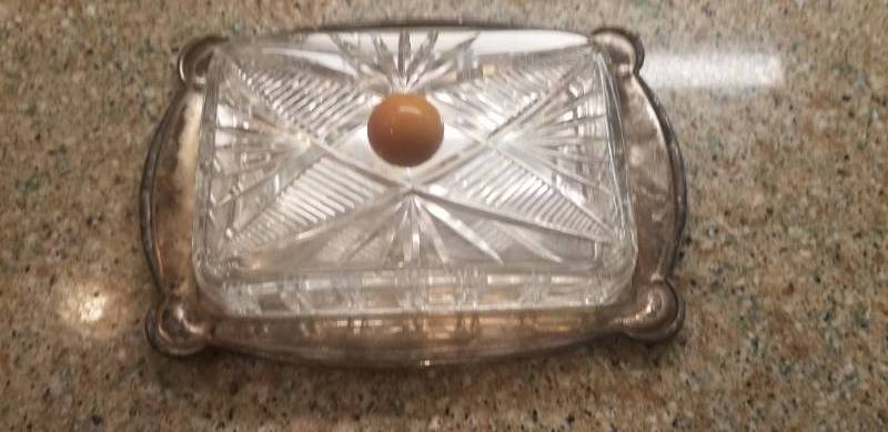 lot 69 image: Vintage Bakelit Butterscotch Knob Butter Dish