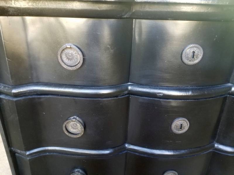 lot 23 image: Serpentine 4 Drawer Dresser in Black Enamel Finish