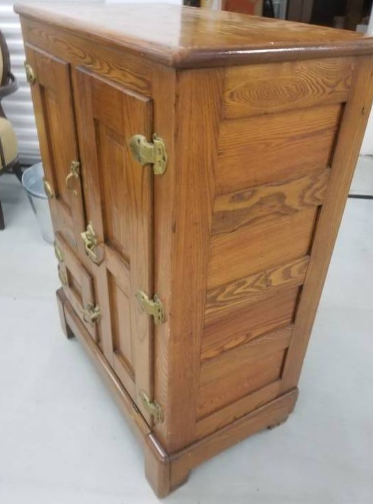 lot 18 image: Antique Oak Icebox by Gibson