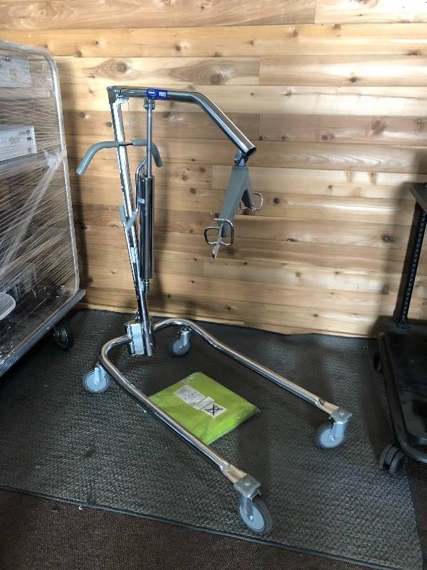 LIKE NEW CONDITION INVACARE 9805 HOYER HYDRAULIC PERSONAL PATIENT LIFT WITH BRAND NEW FULL BODY SLING 450LBS CAPACITY - Please see PDF for Manual