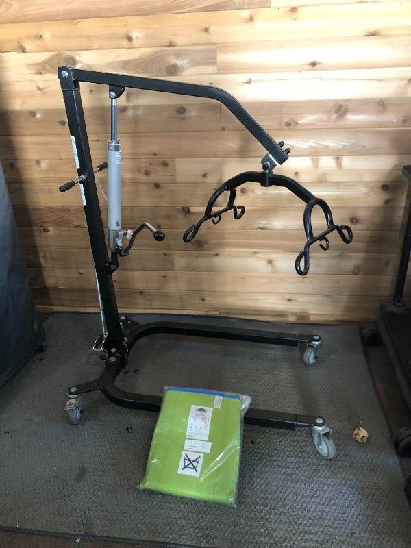 MSRP $800 Drive Medical 400lb Capacity Hydraulic Patient Lift - 6 Point Cradle Design With New Sling - Great For Mechanics Etc Too - Base Has Some Rust But Frame Has Lifetime Warranty - Hydraulics Work Great
