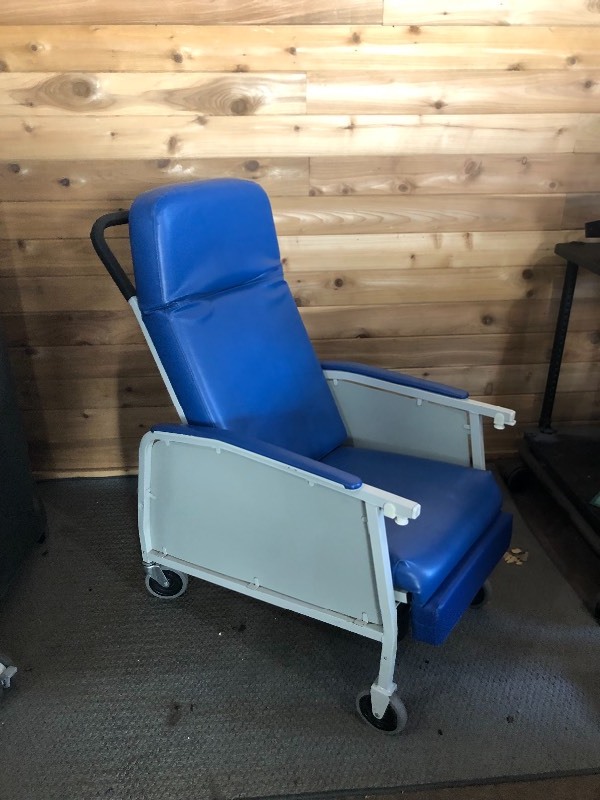 lot 9 image: Lumex Mobile Hospital Reclining Cushioned Geri Chair - Nice Condition