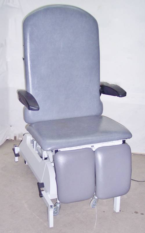 lot 25 image: Bariatric 550lb Weight Capacity Power High Low Examination Table Recliner & Chair With Fold Away Arms & Adjustable Back & Foot Rests - Perfect For Handicapped Individuals Getting In & Out Of For An Exam - It Is Mobile Too