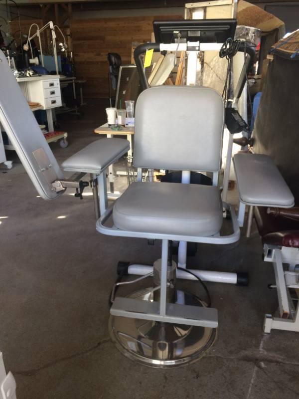 lot 65 image: Retails New $1500 Height Adjustable Arms & Seat Hydraulic Multi-Positional Phlebotomy Chair Padded Blood Drawing Donor Seat - Many Uses Including Manicures Tattoo Ink & Henna Artists Nice Condition - Arms Are Both Removable