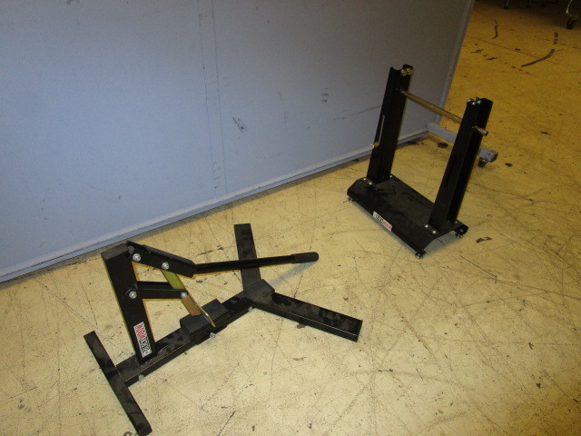 lot 402 image: BLACK WIDOW MOTORCYCLE WHEEL CHOCK & REAR WHEEL STAND.