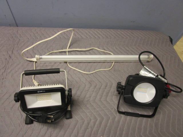 lot 409 image: SMALL WORK LIGHTS