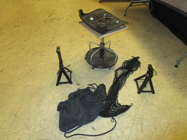lot 415 image: CRAFTSMAN JACK STANDS, WORKSHOP CHAIR AND BAGS