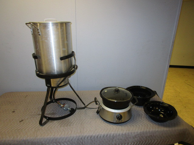 lot 416 image: TURKEY FRYER & HAMILTON BEACH CROCK POT