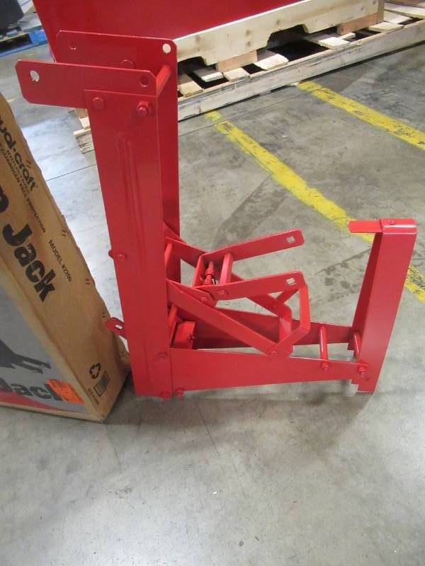lot 19 image: Qualcraft Pump Jack, 2200 - Missing Parts.