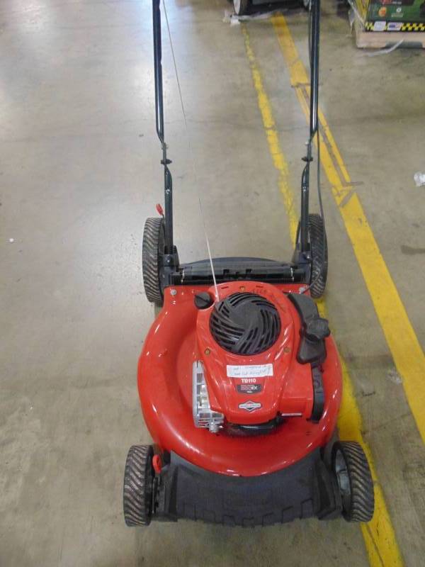 lot 38 image: Troy-bilt 21 in. 140 cc 550ex Series Briggs & Stratton Gas Walk Behind Push Mower with 2-in-1 cutting TriAction Cutting System TB110