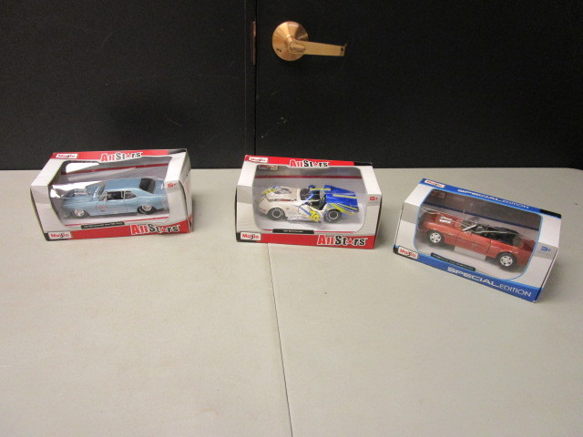 NEW MAISTO 124 SCALE CHEVROLET CARS